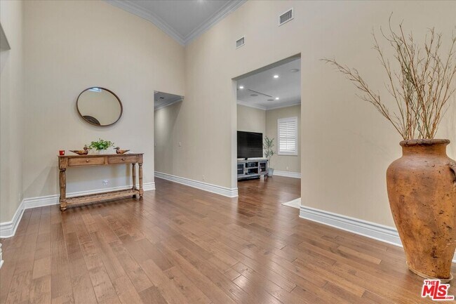 Building Photo - 5310 Leghorn Ave