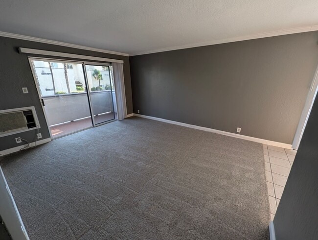 Building Photo - 2nd Floor Condo Available Now - Great Location!