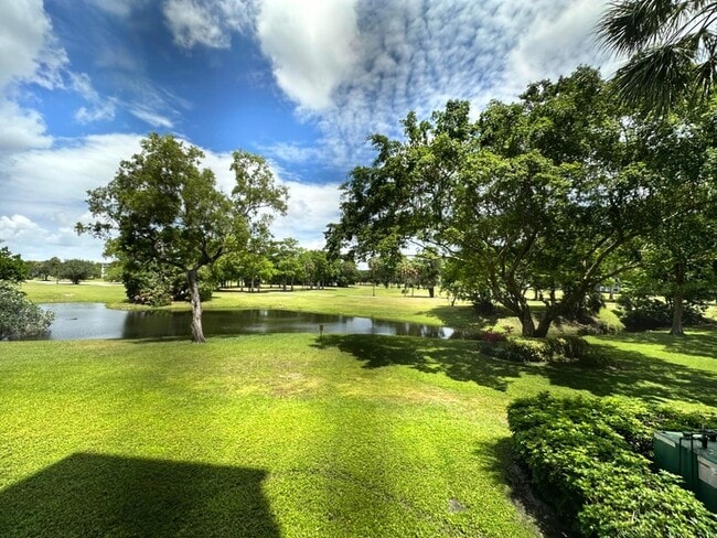 Building Photo - 4015 W Palm Aire Dr