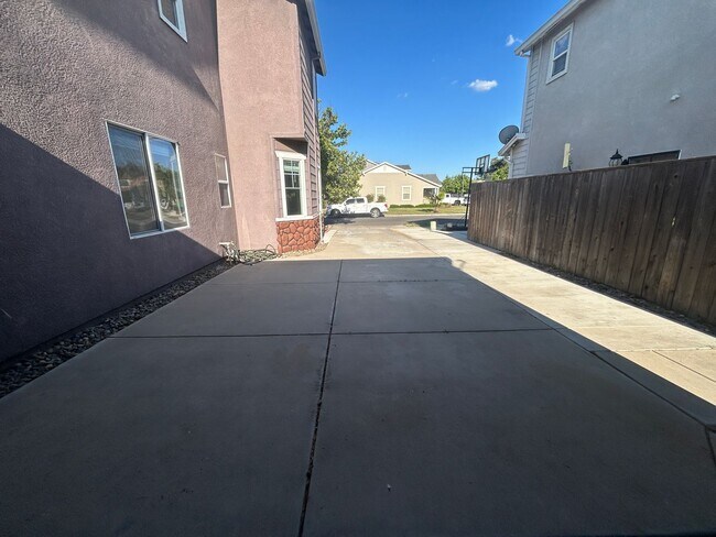 Building Photo - Nice home in North Turlock!