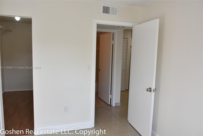 Building Photo - 351 Palm Way