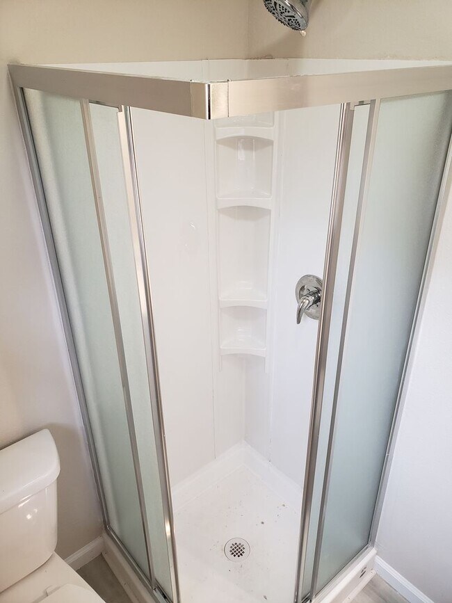 Building Photo - SPACIOUS 3 BEDROOM 2 BATH AVAILABLE NOW!!