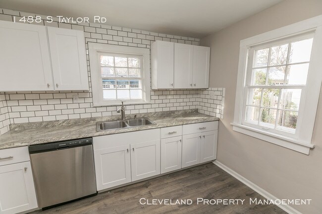 Building Photo - Charming 3 Bedroom Home