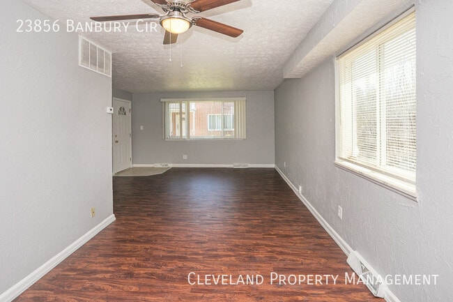 Building Photo - Updated 3 Bedroom Banbury Condo
