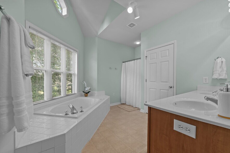 Building Photo - 1121 Turtle Creek Rd