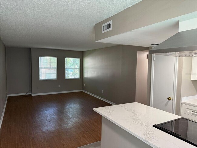 Building Photo - 726 Edgewater Dr