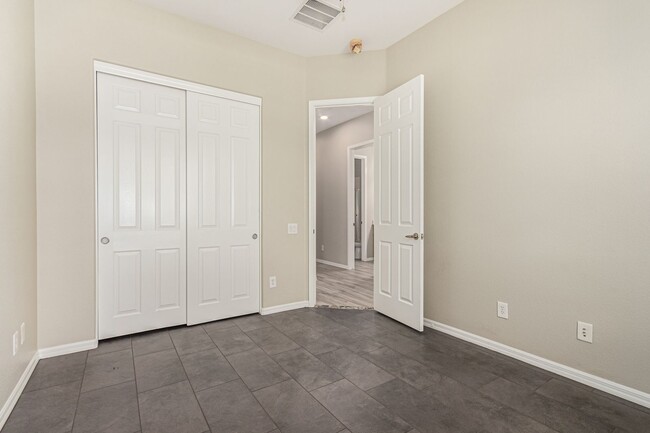Building Photo - Anthem Highlands home with energy saving u...