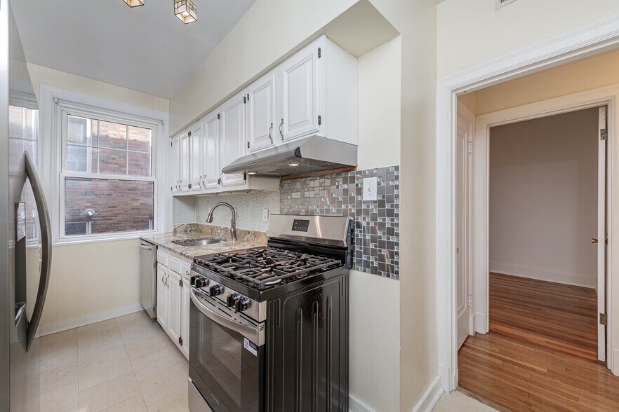 Building Photo - 7515 Buckingham Dr