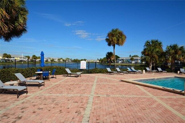 Building Photo - 204 Pompano Dr SE