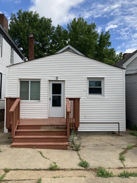 Nice backyard deck - 5374 Odell St