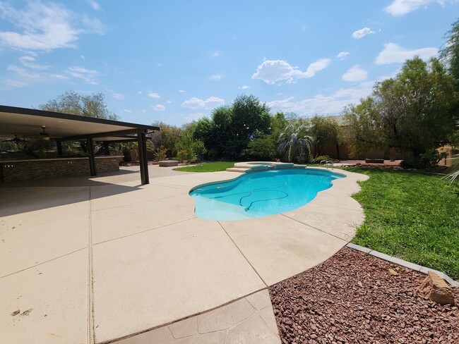 Building Photo - Stunning Home with Pool and Spa