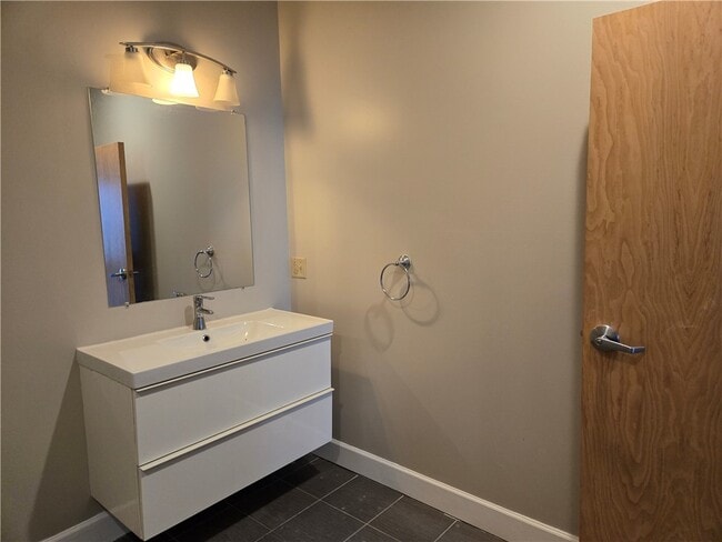 Building Photo - 320 East Ave