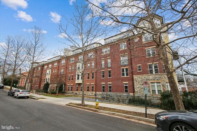 Building Photo - 1633 N Colonial Terrace