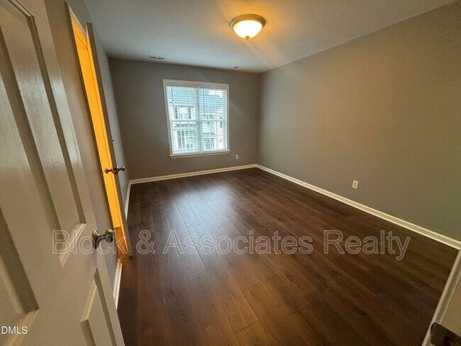 Building Photo - 27 Great View Ct