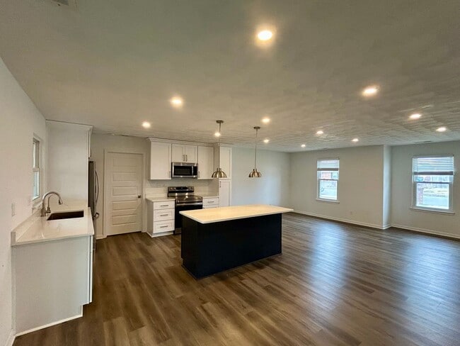 Building Photo - 3001 Guenevere Dr