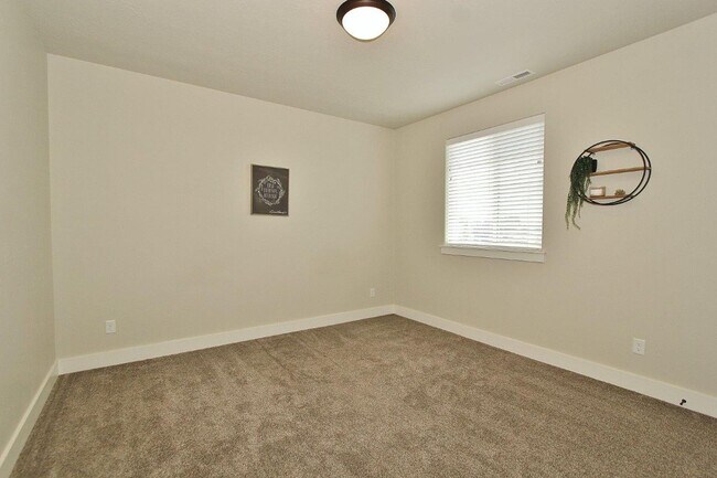Building Photo - Lovely 4 bed 2 1/2 bath Home in Meridian, Available first week of July