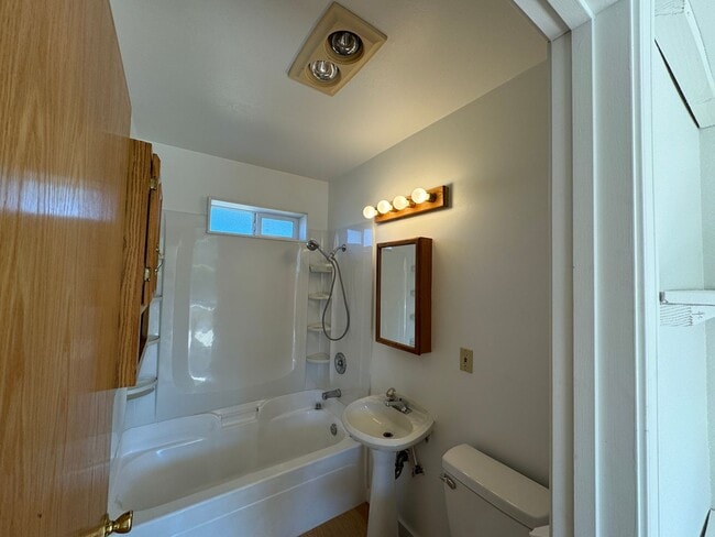 Building Photo - Adorable two bedroom cottage in Newport!