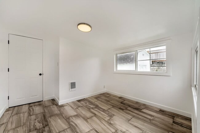 Building Photo - Bright & Charming 2bed/1bath + Mudroom Home in Tacoma!