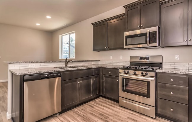 Building Photo - Like New 4 Bed Home Near Old Mill with A/C, Pool Access