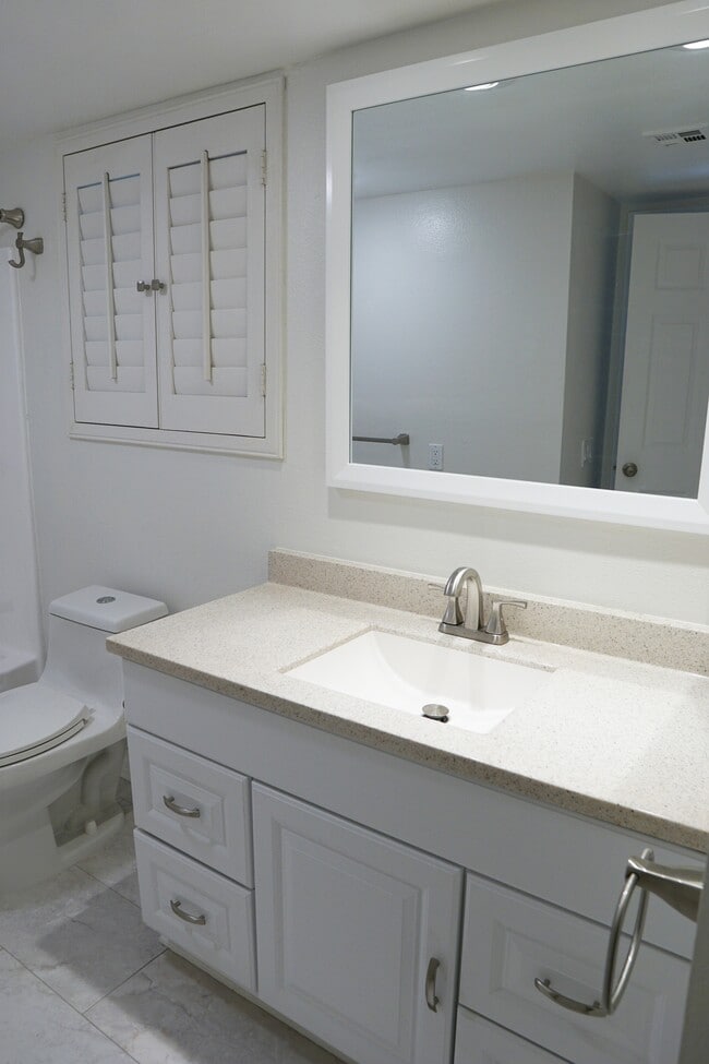 Building Photo - 353 E Via Escuela