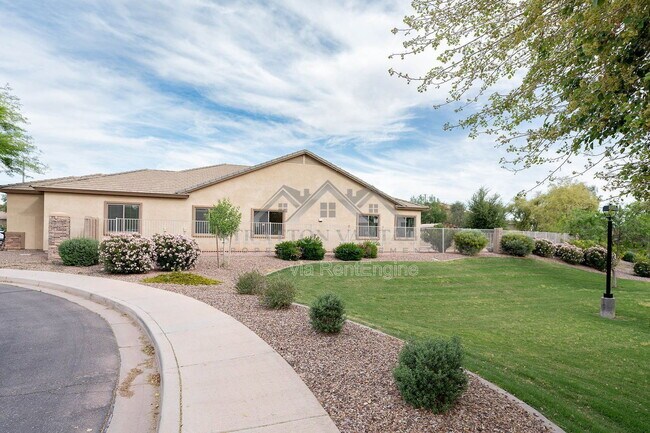 Building Photo - 2425 E Redwood Ct