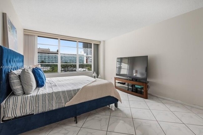 Building Photo - 3800 S Ocean Dr