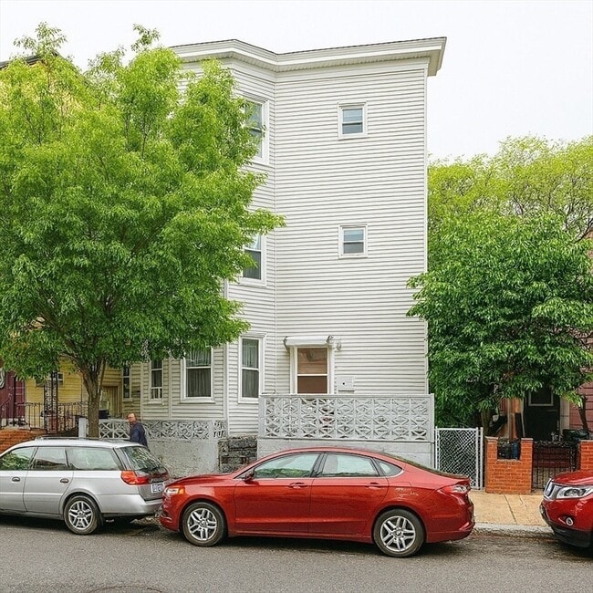 Building Photo - 469 Windsor St