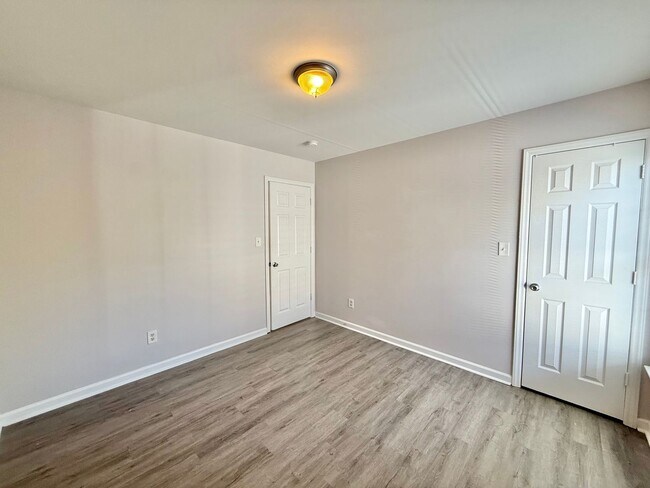 Building Photo - Updated 4BD, 2.5BA Raleigh Home With Easy ...