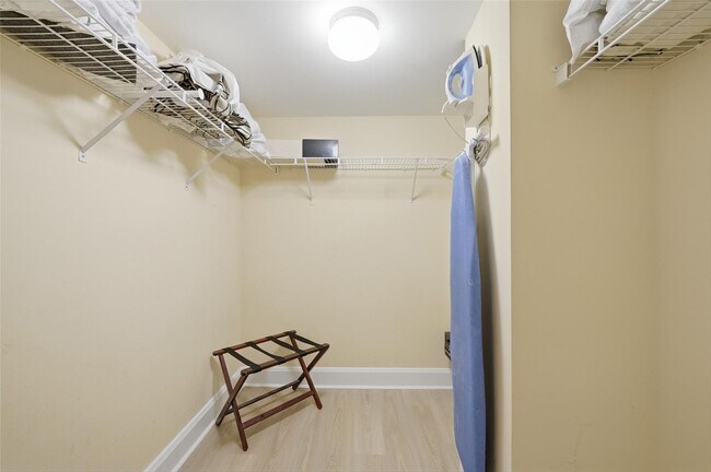 Building Photo - 2951 S Bayshore Dr