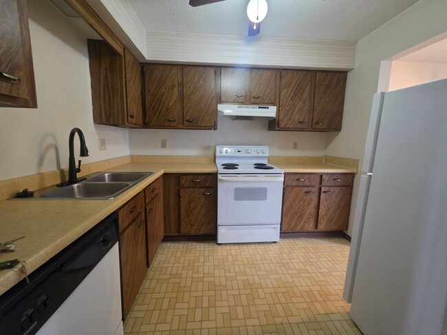 Building Photo - 1008 Bridgit Ct SE