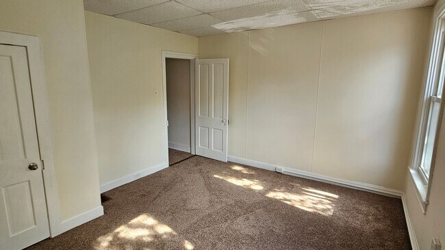 Building Photo - 3 Bedroom Duplex!