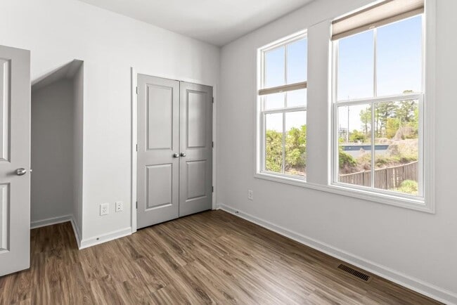 Building Photo - 916 Brees Ct