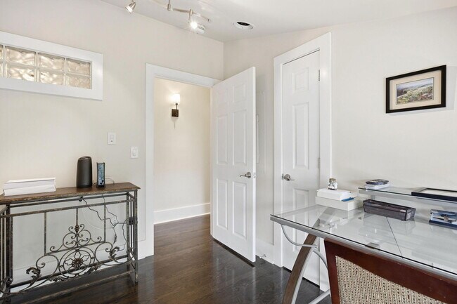 Building Photo - 261 S Limestone