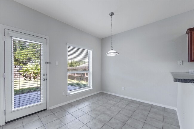 Building Photo - 131 Sunset Falls Dr