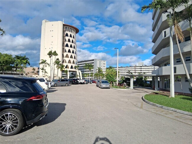 Building Photo - 1750 NE 191st St