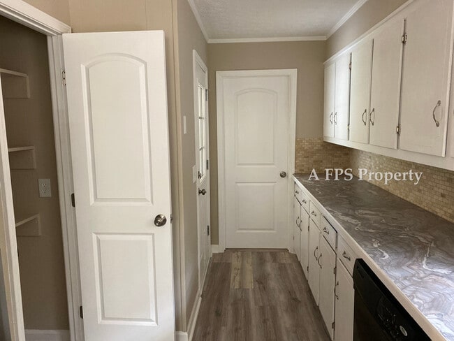 Building Photo - 194 Clairmount Dr SE