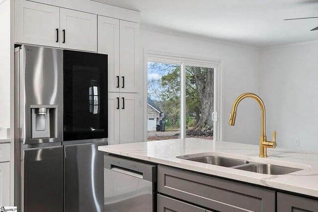 Building Photo - 300 Woodlake Rd