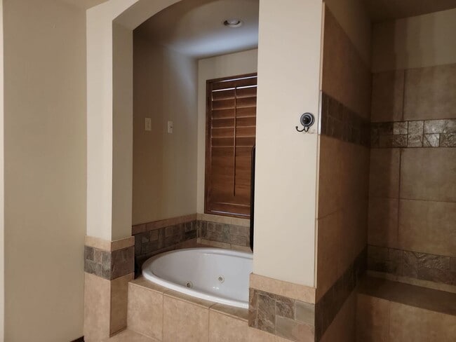 Building Photo - Stylish 4 Bedroom Home with Large Living S...