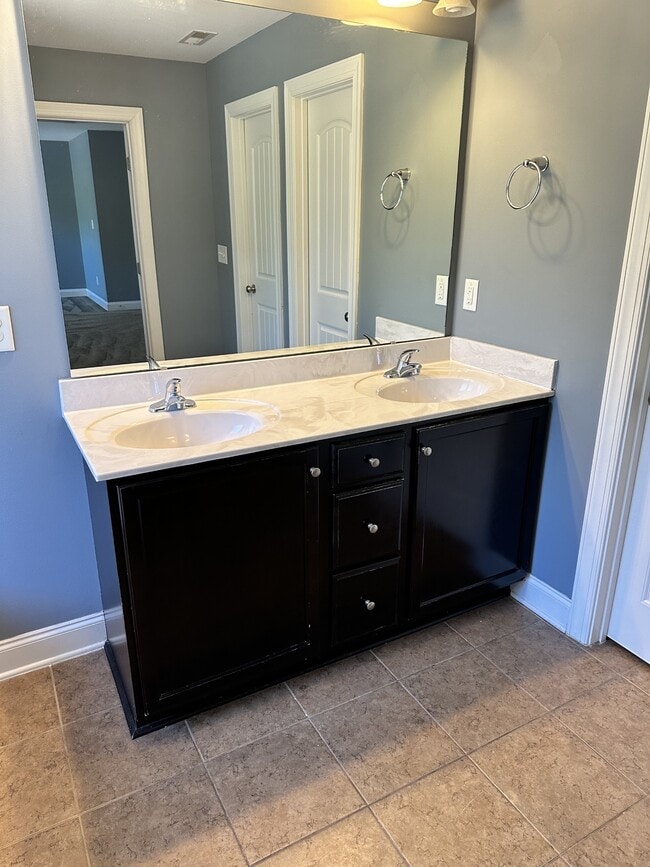 Building Photo - 908 Merlin Ct