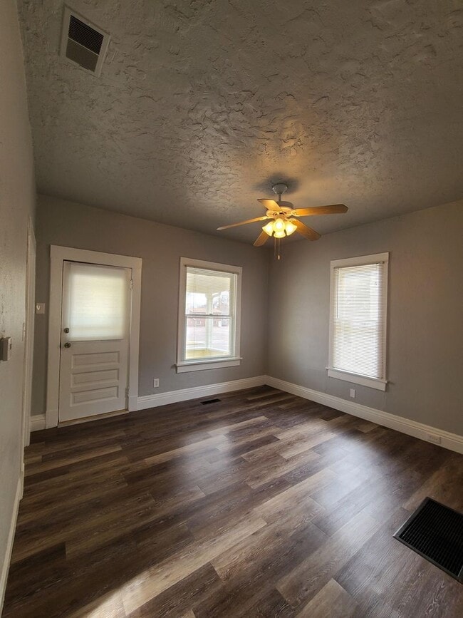 Building Photo - Historic 3 Bedroom West Side Home