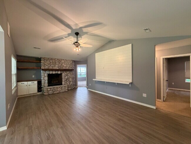 Building Photo - 1270 Skyview Dr