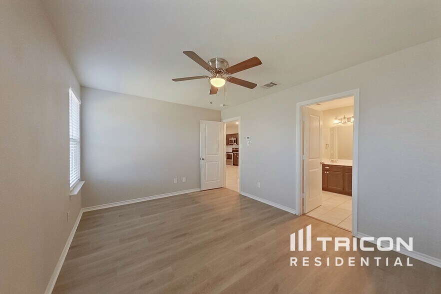 Building Photo - 881 Darst Dr