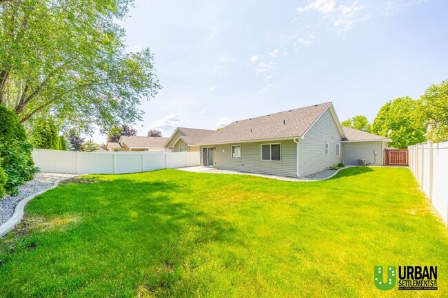 Building Photo - Beautiful 3-Bedroom Home in Desirable Rive...