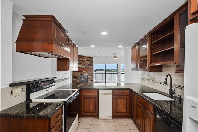 Building Photo - 401 Lakeside Ln