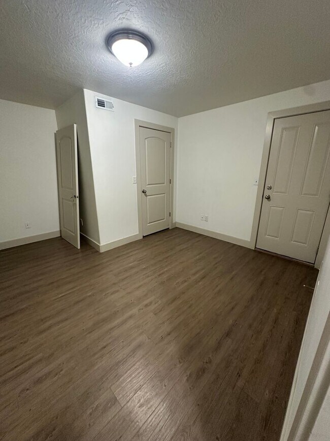 Building Photo - GET $1000 OFF THE FIRST MONTHS RENT!!!