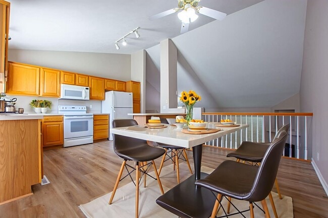 Building Photo - 3 Bedroom / 2 Bath Tri-Level Home Located ...