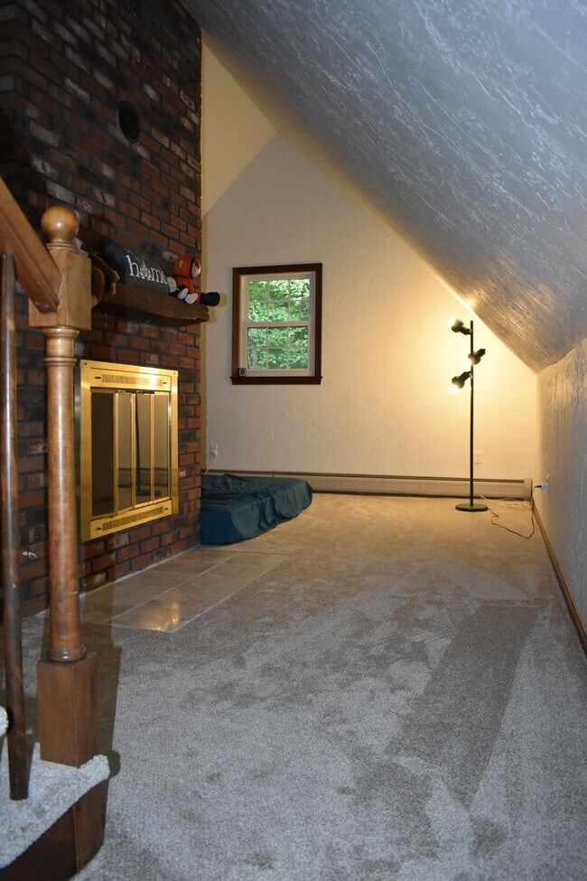 Building Photo - Well maintained, 3 Bedroom single family h...