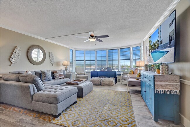 Building Photo - 3051 NE 48th St