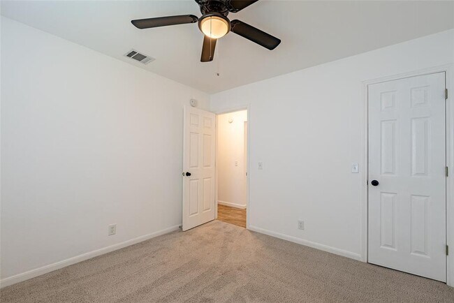 Building Photo - 906 Moon Glow Dr