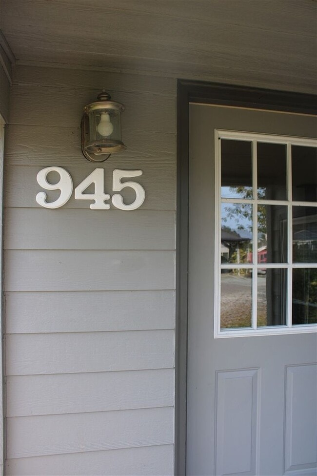 Building Photo - 3 Bedroom, 1.5 Bathroom House! Available now!